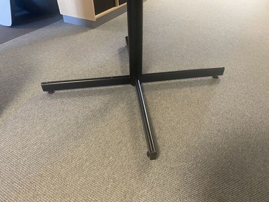 Rundt bord med lampe