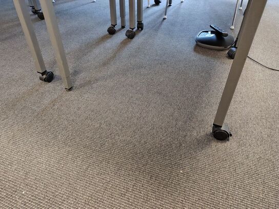 Seks mødeborde med hjul