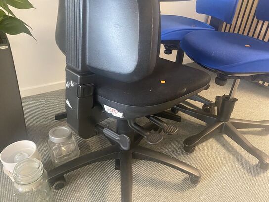 Rundt bord med stole 