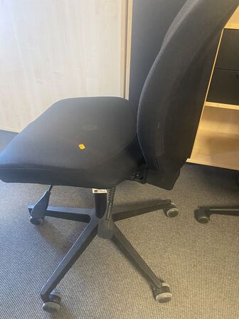 Tre kontorstole, assorterede