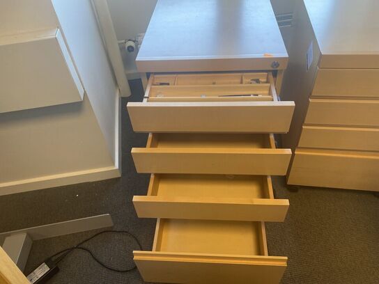 To skuffemøbler på hjul