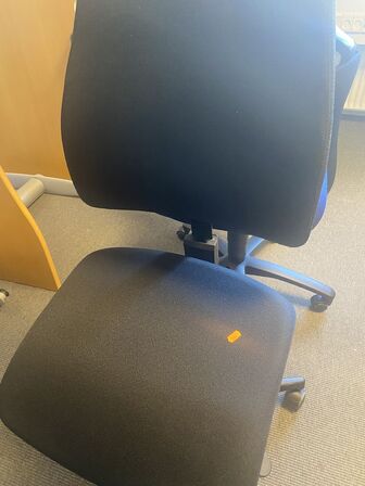 Seks kontorstole assorterede