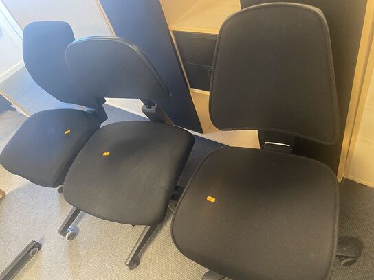 Tre kontorstole, assorterede