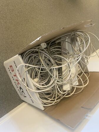 Kasse med kabler, stikdåser