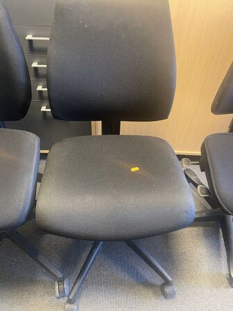 Fem kontorstole, assorterede