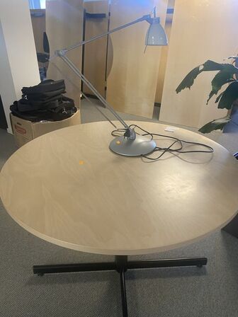 Rundt bord med lampe