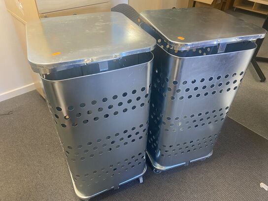 To affaldsstativer til sække