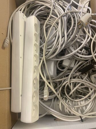 Kasse med kabler, stikdåser