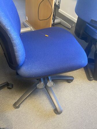 Seks kontorstole assorterede