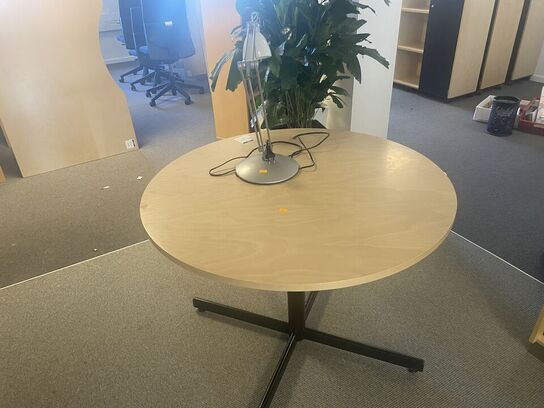 Rundt bord med lampe