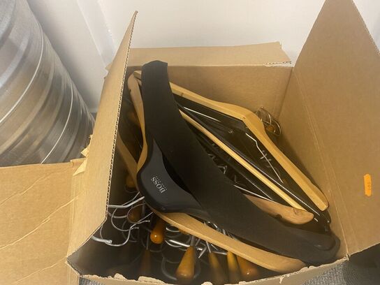 Tre hattehylder inkl. bøjler