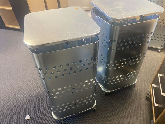 To affaldsstativer til sække