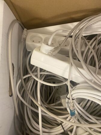 Kasse med kabler, stikdåser