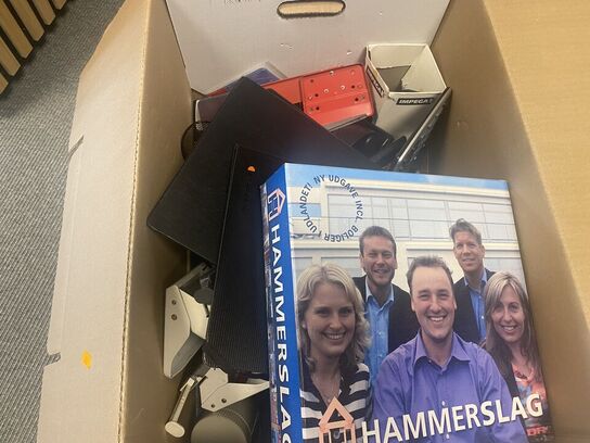 To kasser kontorartikler mv.