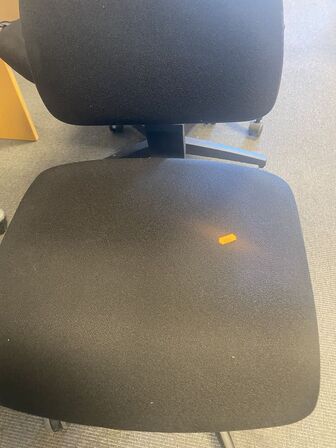 Seks kontorstole assorterede