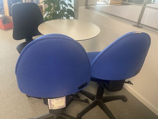 Rundt bord med stole 