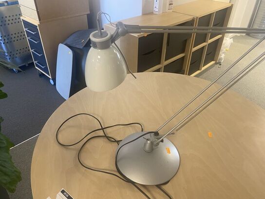 Rundt bord med lampe