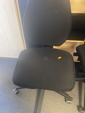 Tre kontorstole, assorterede