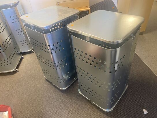 To affaldsstativer til sække