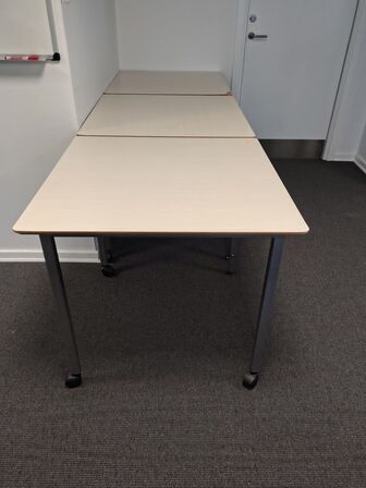 Tre mødeborde med hjul