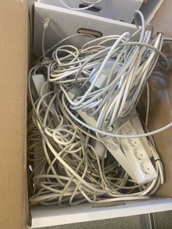 Kasse med kabler, stikdåser