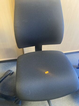 Fem kontorstole, assorterede