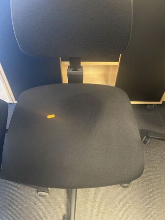 Tre kontorstole, assorterede