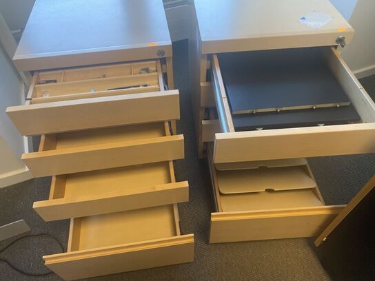 To skuffemøbler på hjul