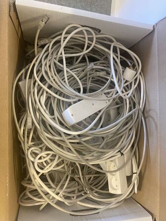 Kasse med kabler, stikdåser