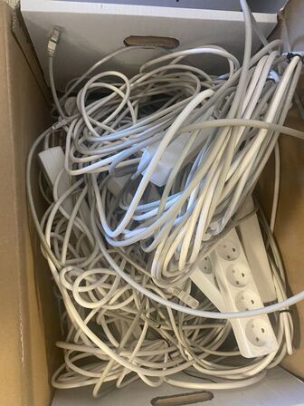 Kasse med kabler, stikdåser