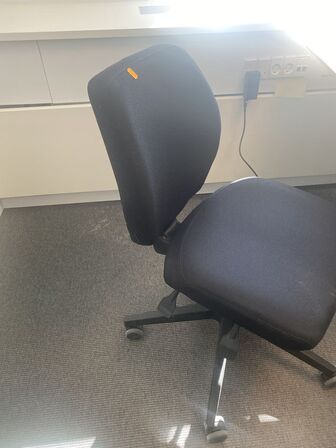 Hæve/sænkebord med stol 