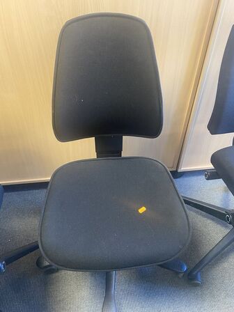 Fem kontorstole, assorterede