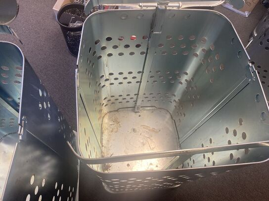 To affaldsstativer til sække