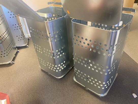 To affaldsstativer til sække