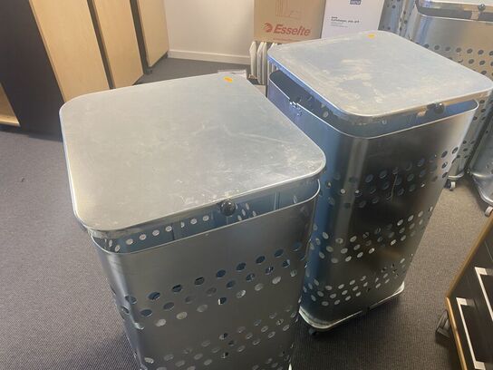 To affaldsstativer til sække