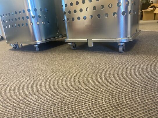 To affaldsstativer til sække