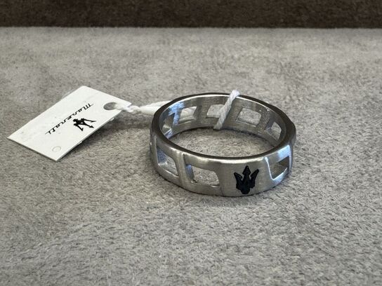 Fingerring MASERATI ICONIC RING WITH IP BLUE TRIDENT S27