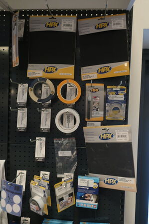 Butiksreol med parkeringsskiver, tape m.v. 