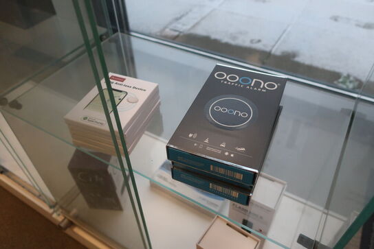 Displayskab med indhold