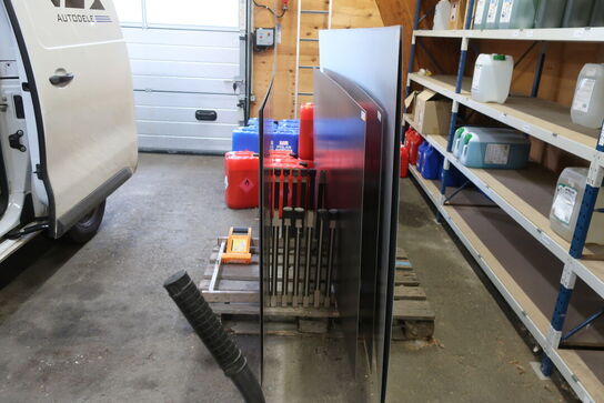 Diverse karosseriplader samt pladevogn 