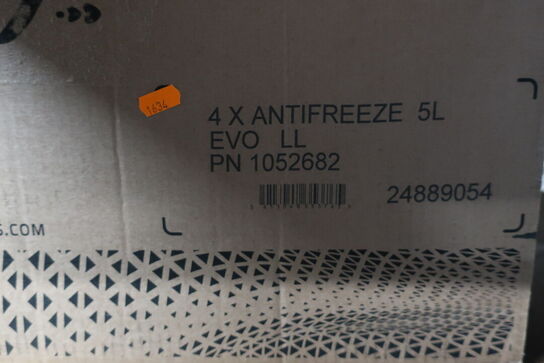 1 stk. motorolie WOLF 5W-30 C2/C3 samt 2 stk. kølervæske WOLF