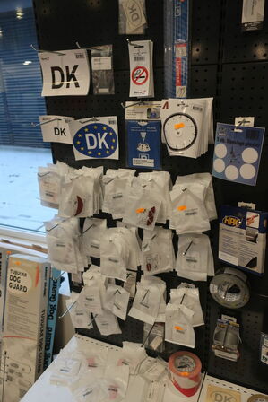 Butiksreol med parkeringsskiver, tape m.v. 