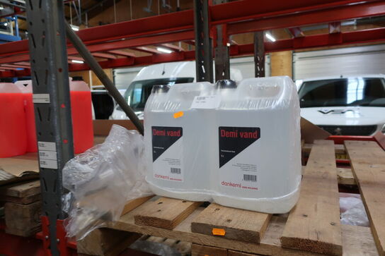 Diverse kølervæske, sprinklervæske samt demineraliseret vand 