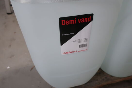 8 stk. demineraliseret vand 60 liter 