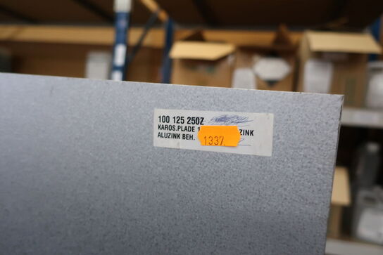 Diverse karosseriplader samt pladevogn 