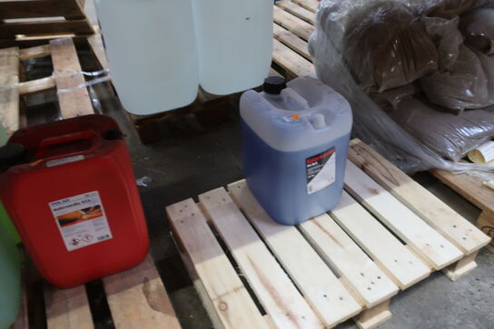 Diverse kølervæske, sprinklervæske samt sand 