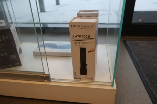 Displayskab med indhold