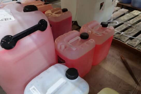 Diverse kølervæske, sprinklervæske samt sand 