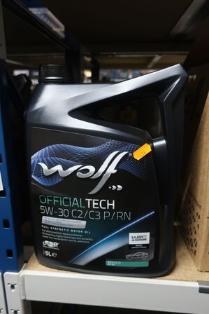 1 stk. motorolie WOLF 5W-30 C2/C3 samt 2 stk. kølervæske WOLF