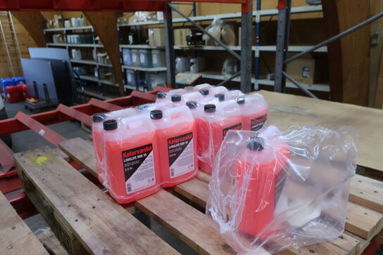 Diverse kølervæske, sprinklervæske samt demineraliseret vand 